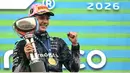 Pembalap Mercedes AMG Petronas asal Italia, Kimi Antonelli, merayakan kemenangannya di podium setelah Grand Prix Formula Satu Jepang di sirkuit Suzuka, prefektur Mie pada Minggu 29 Maret 2026. (Toshifumi KITAMURA/AFP)
