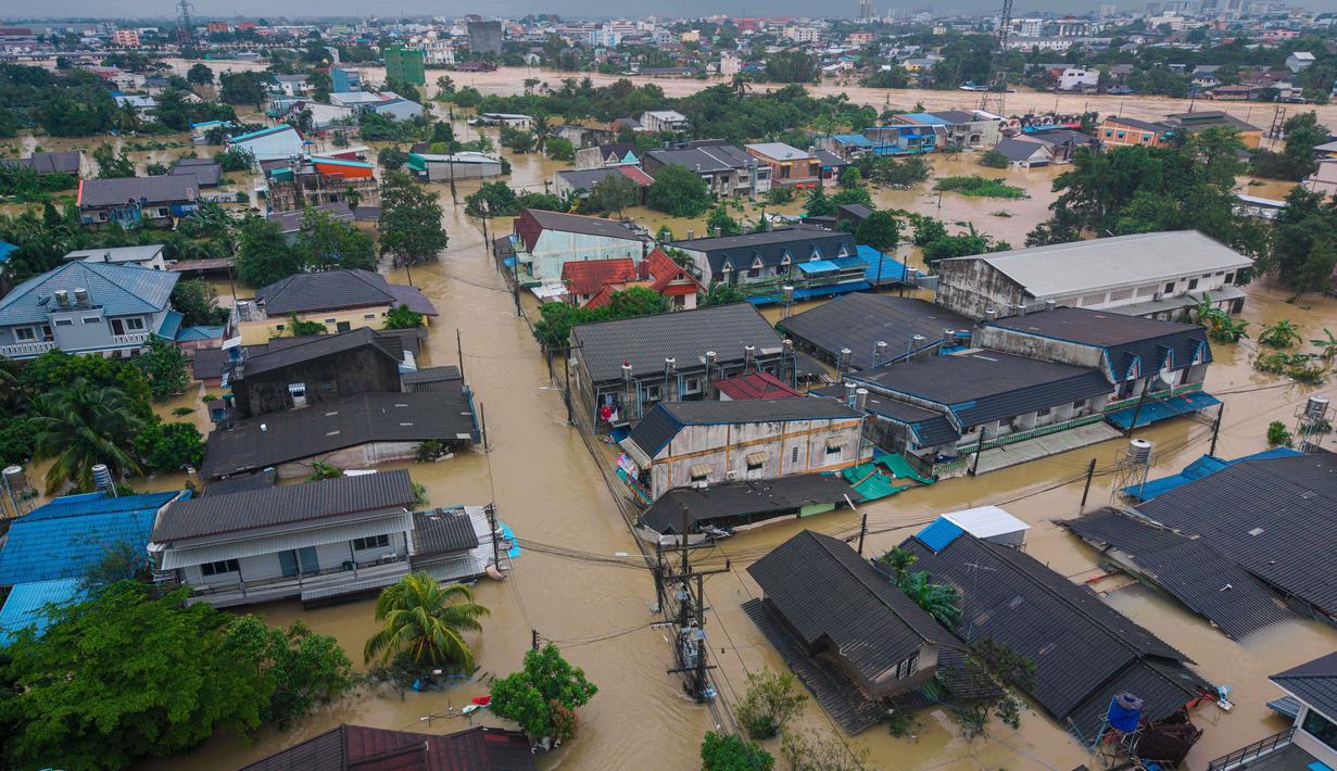 Banjir parah ini berdampak pada ribuan orang di wilayah selatan negara itu setelah hujan deras selama berhari-hari. Tampak dalam foto, rumah-rumah terendam banjir di Provinsi Songkhla, Thailand selatan, Rabu 26 November 2025. (AP Photo/Arnun Chonmahatrakool)