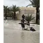 Potret Kelakuan Orang Dubai Ketika Banjir. (Sumber: TikTok/@5alidd7)