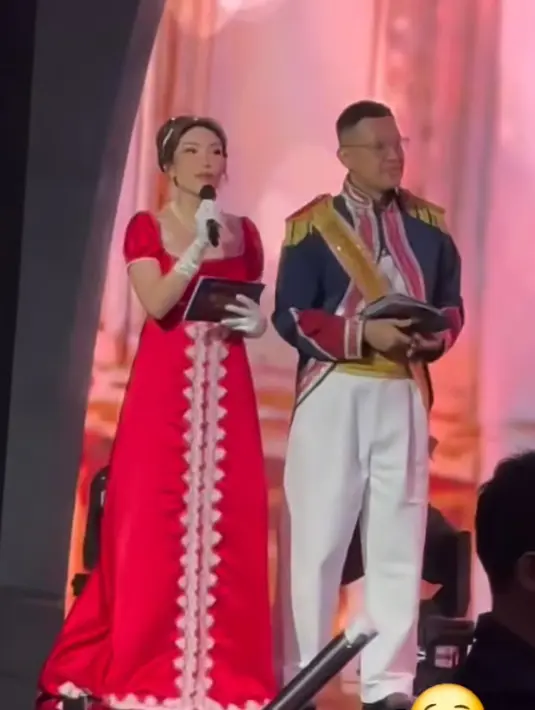 Ayu Dewi mengenakan dress merah panjang dengan aksen bordir putih di bagian depan. Dengan kerah square dan lengan pendek balon. [@mrsayudewi]