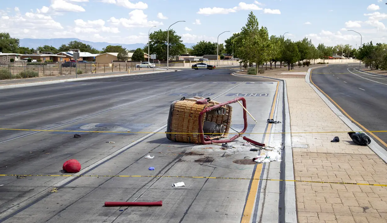Keranjang balon udara yang jatuh tergeletak di trotoar di Albuquerque, New Mexico, Amerika Serikat, Sabtu (26/6/2021). Balon udara jatuh setelah menghantam kabel listrik saat terbang. (AP Photo/Andres Leighton)