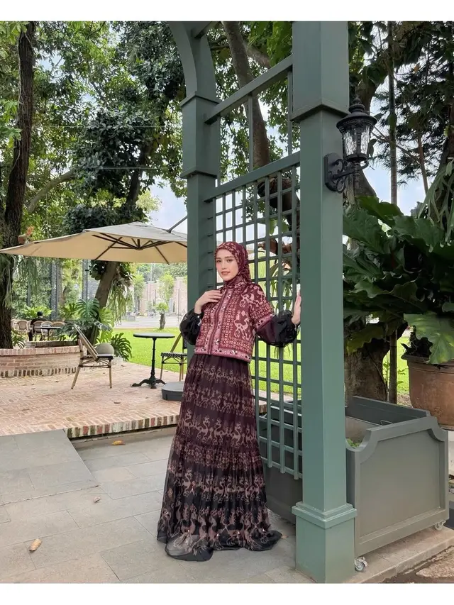 6 Inspirasi Outfit Gamis ala Adelia Istri Pasha Ungu, Modis untuk Usia 30-an