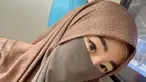 Larissa Chou, mantan istri Alvin Faiz ini memang sudah sering memakai cadar sejak dulu, namun belakangan dalam postingannya ia selalu memakainya. salah satunya saat ia berselfie di dalam kereta ini. (Instagram/larissachou)