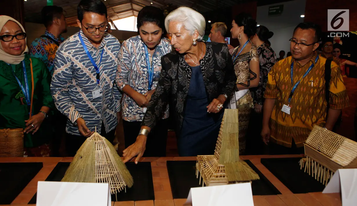 Managing Director IMF Christine Lagarde melihat berbagai rumah tradisional Indonesia saat berkunjung ke Paviliun Indonesia di arena pertemuan IMF-Bank Dunia, Bali, Rabu (10/10). (Liputan6.com/Angga Yuniar)
