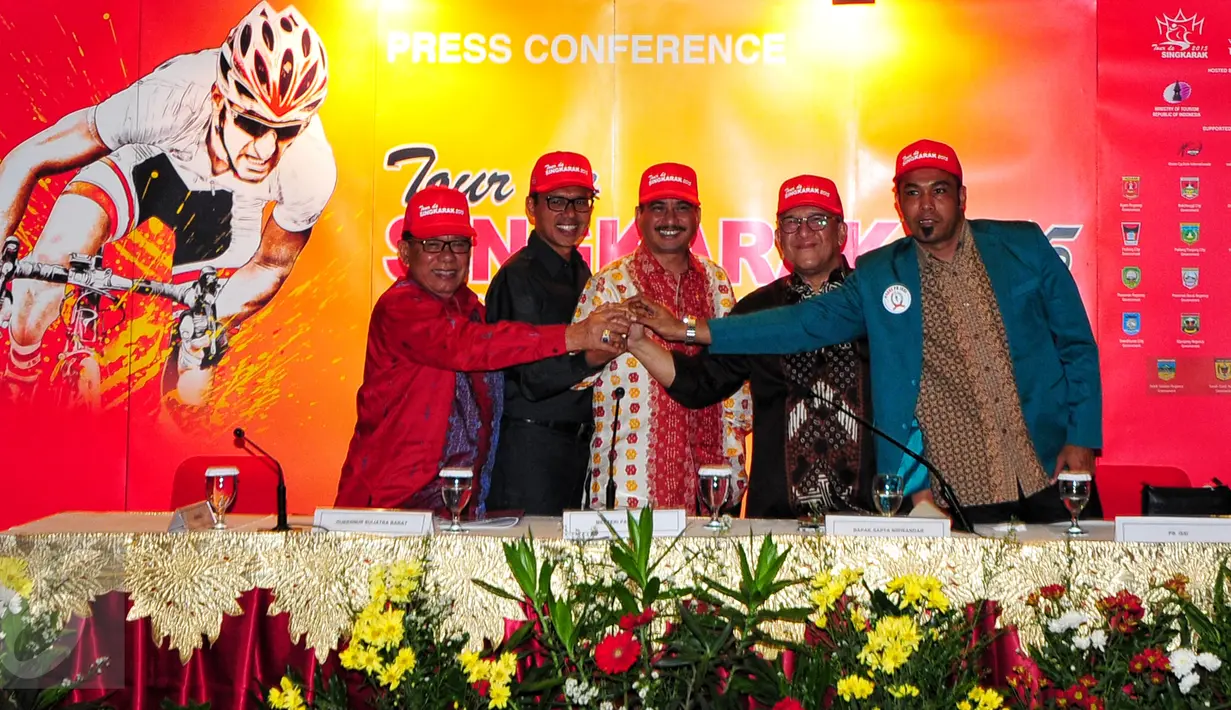 Kementerian Pariwisata mendukung perhelatan balap sepeda internasional Tour de Singkarak (TDS) 2015 di Padang, Jakarta, Jumat (12/6/2015). Menteri Pariwisata Arief Yahya berpose dengan panitia penyelenggara. (Liputan6.com/Yoppy Renato)