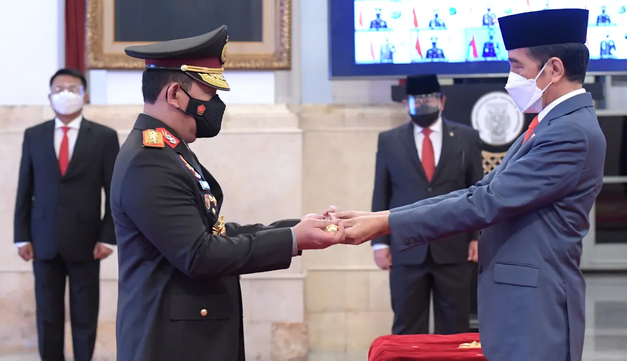 Presiden Joko Widodo (kanan) menyerahkan tongkat komando kepada Kapolri Jenderal Pol Listyo Sigit Prabowo saat upacara pelantikan di Istana Negara, Jakarta, Rabu (27/1/2021). Listyo Sigit dilantik menjadi Kapolri menggantikan Idham Azis yang memasuki masa pensiun. (Krishadiyanto - Biro Pers Setpres)