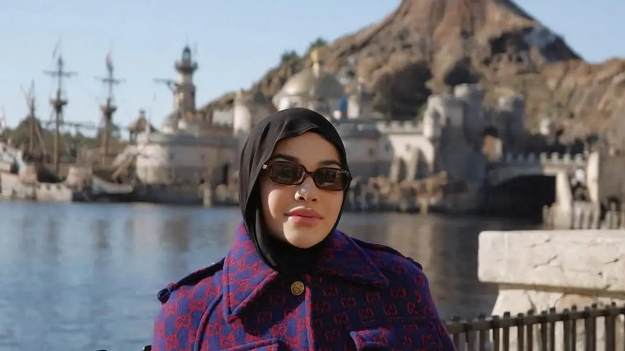 Hijab Meleyot dari Aurel Hermansyah