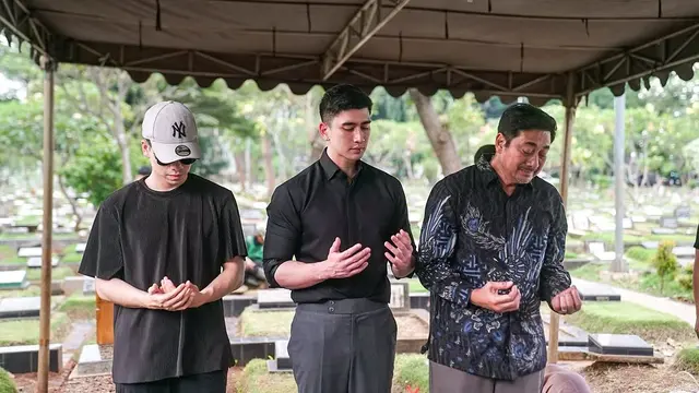 Nenek Meninggal di Usia 82 Tahun, Ini 6 Potret Verrell Bramasta Antar ke Peristirahatan Terakhir