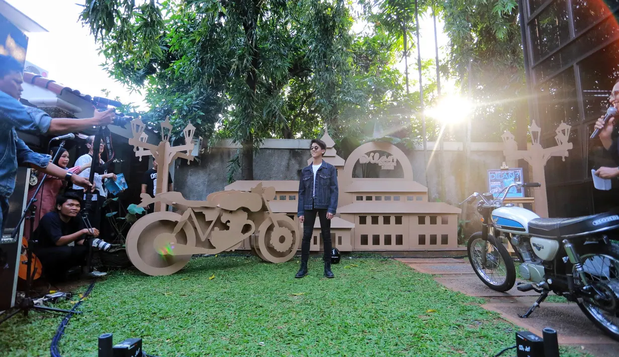 "Untuk karaker Dilan, kita nunggu setahun bahkan bergonta-ganti. Karakter Dilan ini gak biasa, memang dia anak tentara tapi dia cerdas. Kita cari sekian lama, gonta ganti dalam casting. Dan yang tepat ya dapatkan Iqbaal," ucap Fajar, Senin (17/7).