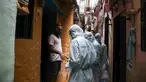 Petugas kesehatan India yang mengenakan alat pelindung diri melakukan pemeriksaan COVID-19 di kawasaan permukiman kumuh di tengah penyebaran wabah tersebut di Mumbai, India (17/6/2020). (Xinhua/Stringer)