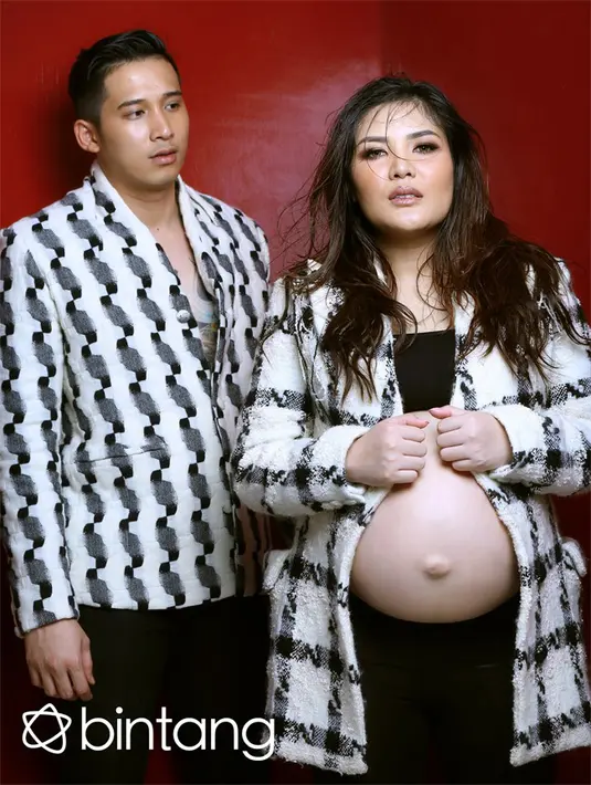 "Akifa anak yang bersungguh-sungguh, perempuan yang suka beritikaf. Dhinira. artinya kaya, bisa kaya ilmu, dan lain-lain. Parasady, nama tengah suami dan Harsono itu nama keluarga suami," jelas Erich. (Nurwahyunan/Bintang.com)