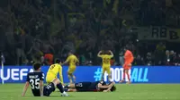 Pemain PSG, Vittinha (kanan) dan Lucas Beraldo terduduk lesu setelah timnya kalah dari Borussia Dortmund pada laga leg kedua semifinal Liga Champions 2023/2024 di Parc des Princes, Paris, Prancis, Rabu (08/05/2024) dini hari WIB. (AFP/Franck Fife)