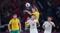 Pemain Australia,&nbsp;Jackson Irvine, duel udara dengan pemain Timnas Indonesia,&nbsp;Ivar Jenner, pada laga kedua Grup C Kualifikasi Piala Dunia 2026 Zona Asia di Stadion Utama Gelora Bung Karno (SUGBK), Jakarta Pusat, pada Selasa (10/9/2024). (Bola.com/Bagaskara Lazuardi)
