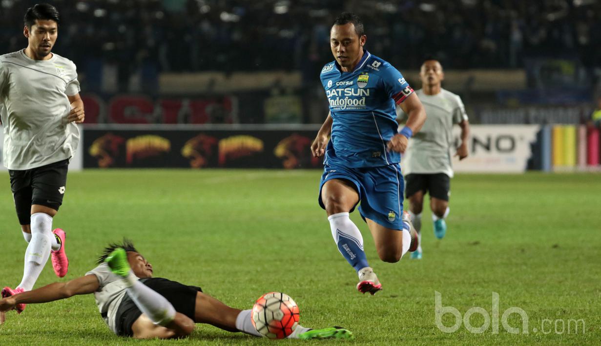 Pada babak kedua Persib Bandung merubah formasi dengan memasukan Atep dan Kim Kurniawan demi meredam agresifitas para pemain Persela Lamongan.  (Bola.com/Nicklas Hanoatubun)