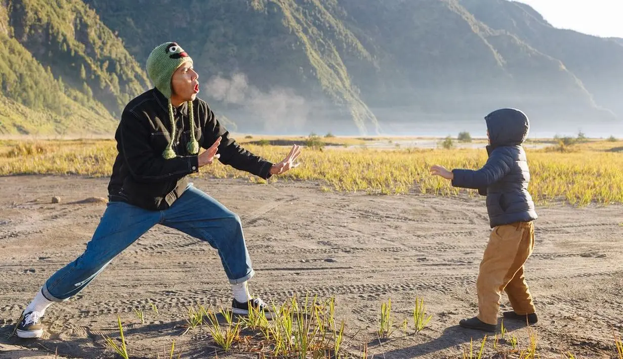 "Tapi aku tahu itu nggak mungkin.. Karena waktu terus bergulir." (Foto: Instgaram/ andienaisyah)