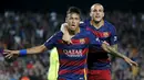 Penyerang Barcelona, Neymar (kiri) melakukan selebrasi usai mencetak gol ke gawang Levante Pada lanjutan Liga Spanyol di stadion Camp Nou, Senin (21/9/2015). Barcelona menang telak atas Levante dengan skor 4-1. (REUTERS/Susana Vera)