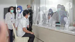 Wakil Menteri Kesehatan Dante Saksono Harbuwono menjalani pendataan sebelum disuntik vaksin virus corona COVID-19 di RSCM, Jakarta, Kamis (14/1/2021). Menteri Kesehatan Budi Gunadi Sadikin menuturkan, tahap awal program vaksinasi COVID-19 akan menyasar tenaga kesehatan. (Liputan6.com/Faizal Fanani)