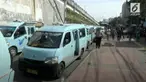 Sopir Mikrolet melakukan demonstrasi terkait penutupan jalan di Tanah Abang.
