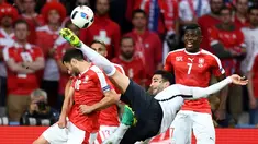 Prancis dan Swiss harus puas bermain imbang tanpa gol pada laga terakhir Grup A Piala Eropa 2016 di Stade Pierre Mauroy, Lille, Senin (20/6/2016) dini hari WIB. (AFP/Franck Fife)