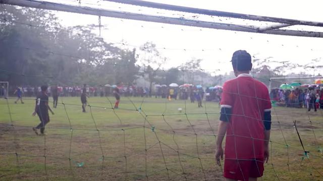 Presiden Jokowi bermain sepak bola bersama anak-anak di Sleman, DIY. (Tangkapan Layar Youtube Sekretariat Presiden)