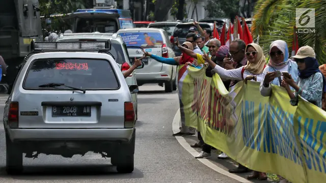Aksi Pendukung 02 Bentangkan Spanduk 1 Kilometer di Depan KPU