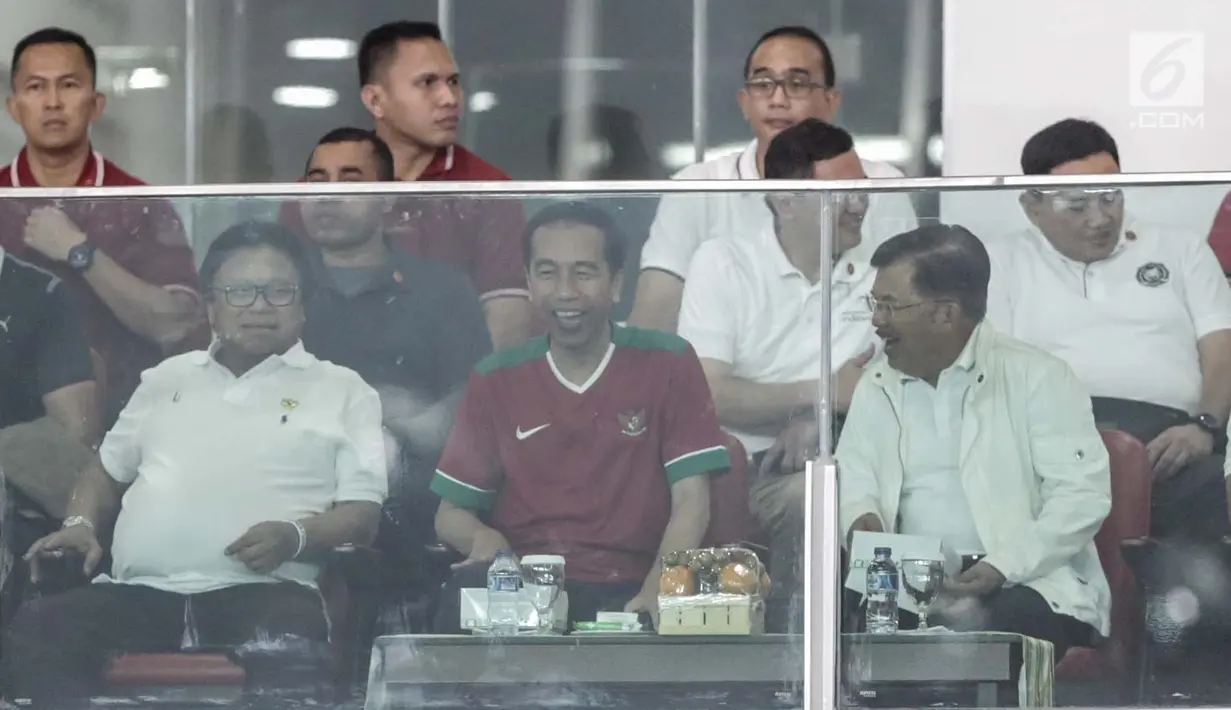 Presiden Joko Widodo didampingi Wapres Jusuf Kalla, Ketua DPD Oesman Sapta saat menyaksikan pertandingan persahabatan Indonesia - Islandia di Stadion GBK, Jakarta, Minggu (14/1). (Liputan6.com/Faizal Fanani)