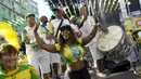 Pesta suporter Brasil sepanjang jalan setelah timnya menang atas Kosta Rika pada laga grup E Piala Dunia 2018 di Rio de Janeiro, Brasil, (22/6/2018). Brasil menang 2-0. (AP/Silvia Izquierdo)