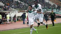 Pemain sayap PSMS, Fretz Listanto Butuan, merayakan gol ke gawang Persebaya (3/2/2018). (Bola.com/Ronald Seger Prabowo)