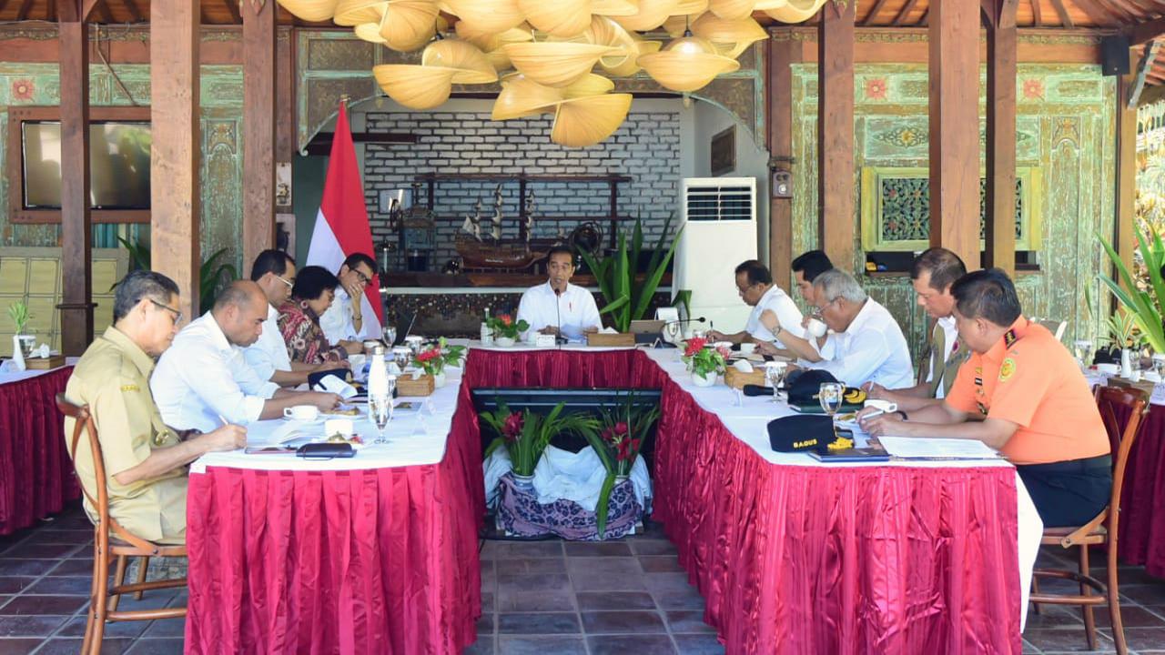 Presiden Joko Widodo atau Jokowi saat memimpin rapat terbatas mengenai pengembangan destinasi wisata Labuan Bajo di Plataran Komodo, Senin (20/1/2020).