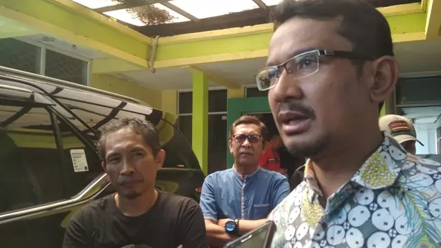 Wakil Bupati Garut Helmi Budiman, saat memberikan keterangan di depan wartawan Garut