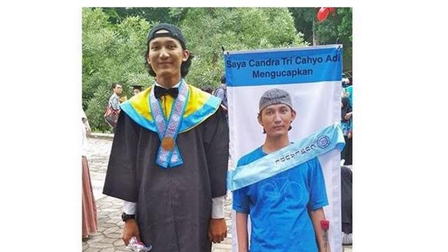 Spanduk Lucu Ucapan Wisuda Ini Nyeleneh dan Kreatif Abis