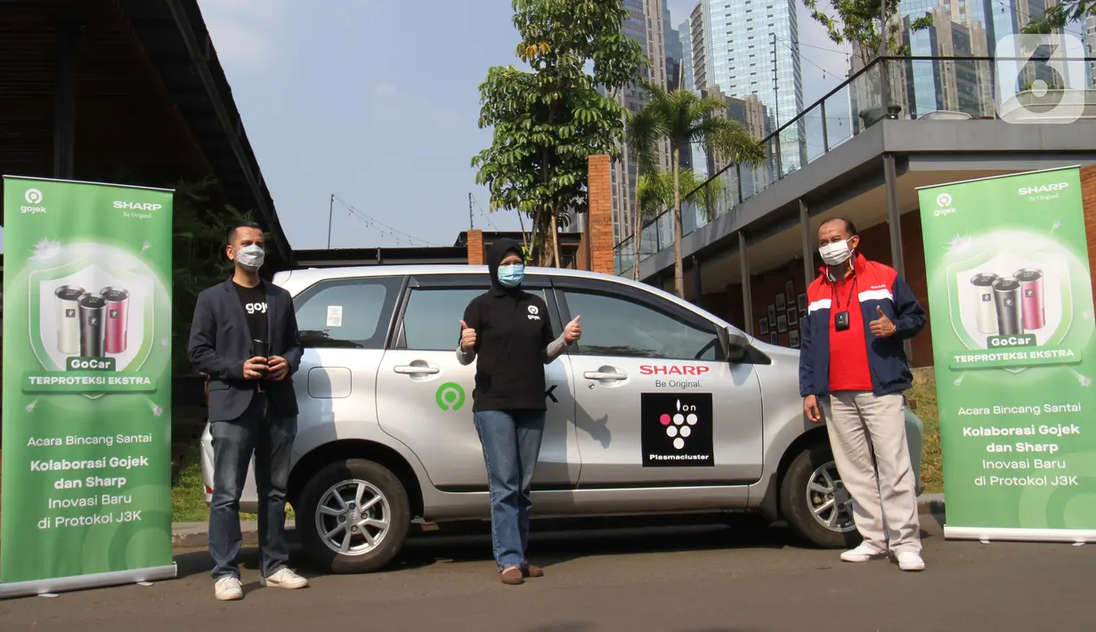 Head of Global Transport Marketing Gojek Amanda Parikesit, Mitra Driver GoCar Charissa dan National Sales Senior GM PT Sharp Electronics Indonesia Andry Adi Utomo foto bersama Media Talkshow dan Experience di Jakarta, Rabu (21/04/2021). (Liputan6.com/HO/Ading)