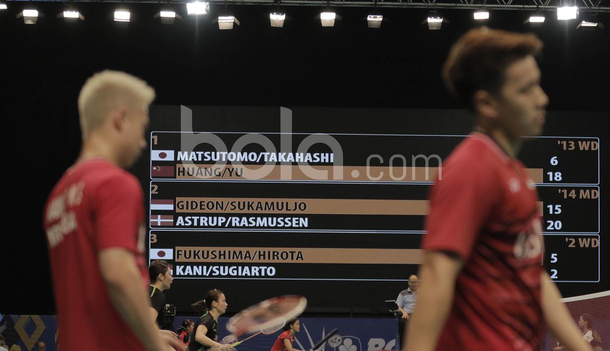 Pasangan Kevin Sanjaya Sukamuljo/Marcus Fernaldi Gideon, berhadapan dengan pasangan Denmark, Kim Astrup/Anders Skaarup Rasmussen di Indonesia Open 2017 di JCC, Rabu (14/6/2017). Indonesia kalah 16-21, 16-21. (Bola.com/M Iqbal Ichsan)