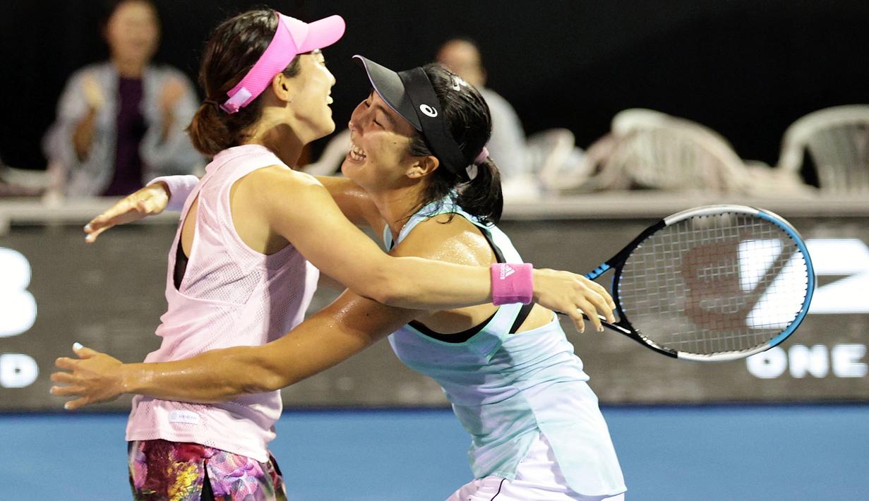 Prestasi membanggakan ditorehkan petenis putri Indonesia, Aldila Sutjiadi setelah memastikan lolos ke babak semifinal seri Grand Slam French Open 2023 nomor ganda campuran berpasangan dengan petenis putra Belanda, Matwe Middelkoop. Uniknya, Aldila akan bertemu partner-nya di ganda putri, Miyu Kato yang berpasangan dengan petenis Jerman, Tim Putz. Pasangan Aldila/Miyu Kato sebelumnya didiskualifikasi di babak ketiga nomor ganda putri saat menghadapi Marie Bouzkova/Sara Sorribes Tormo akibat provokasi sang lawan setelah Miyu Kato sempat secara tak sengaja membuat seorang Ball-girl terkena bola. (AFP/David Rowland)