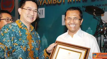 Citizen6, Jakarta: Dirut PLN, Dahlan Iskan menerima penghargaan Wirabakti Praja dari DPD Realestat Indonesia (REI) DKI Jakarta atas komitmen yang ditunjukkan dalam memacu perkembangan usaha realestat di Indonesia. (Pengirim: Dermawan)