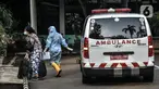 Ambulans yang membawa pasien OTG Covid-19 tiba di Graha Wisata TMII, Jakarta, Selasa (22/6/2021). Lonjakan kasus aktif Corona menyebabkan kapasitas kamar isolasi pasien OTG Covid-19 di Graha Wisata TMII telah terisi penuh usai pada hari ini tercatat kedatangan 6 pasien. (merdeka.com/Iqbal S Nugroho