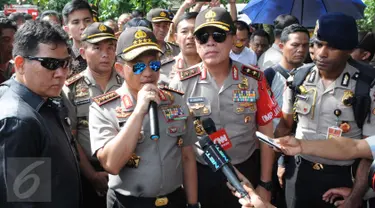 Kapolri Jenderal Tito Karnavian memberikan keterangan di lokasi penggerebekan teroris Tangsel, Banten, Rabu (21/12). Tito menyatakan tewasnya tiga terduga teroris karena mereka hendak melawan aparat dengan bom saat ditangkap. (Liputan6.com/Helmi Afandi)