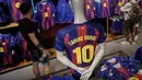 Lamine Yamal resmi pun mewarisi nomor punggung 10 yang sebelumnya dikenakan oleh Lionel Messi—ikon terbesar dalam sejarah klub Catalan tersebut. (Manaure QUINTERO/AFP)