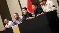 Ketua Umum PSSI, Erick Thohir (tengah) memberikan keterangan dalam konferensi pers terkait rencana baru perkembangan Timnas Indonesia yang berlangsung di Menara Danareksa, Kemayoran, Jakarta Pusat, Senin (06/01/2025). Dalam acara tersebut juga dihadiri oleh Manajer Timnas Indonesia Sumardji, Waketum PSSI Zainudin Amali, Sekjen PSSI Yunus Nusi, dan Exco Arya Sinulingga. (Bola.com/Bagaskara Lazuardi)