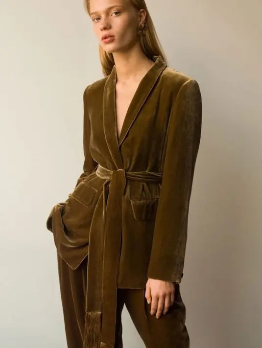 <p>Material beludru bisa menciptakan impresi gaya yang elegan. Kamu bisa mengkreasikan ragam siluet untuk tampil menarik dengan beludru. [Foto: Pinterest]</p>