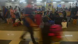Sejumlah calon penumpang menunggu bus antar kota antar provinsi untuk pulang kampung di Terminal Pulogebang, Jakarta, Sabtu (9/6). Jumlah penumpang yang ada di terminal terpadu Pulogebang terus bertambah. (Merdeka.com/Imam Buhori)