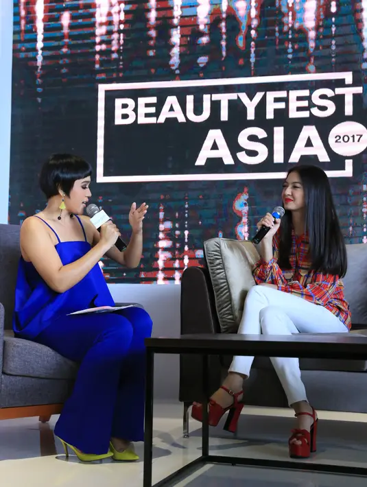 Raline Shah saat hadir dalam Beauty Fest Asia 2017. Ia tampil cantik dengan sentuhan make up segar dan riasan lipstik merah. (Adrian Putra/Bintang.com)