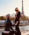 Avril nampak anggung mengenakan gaun hitam lengan panjang saat dilamar Mod Sun dengan pemandangan Menara Eiffel. Mod Sun juga tampil serba-hitam dalam setelan black jeans dan biker jacket (Foto: Instagram @modsun)