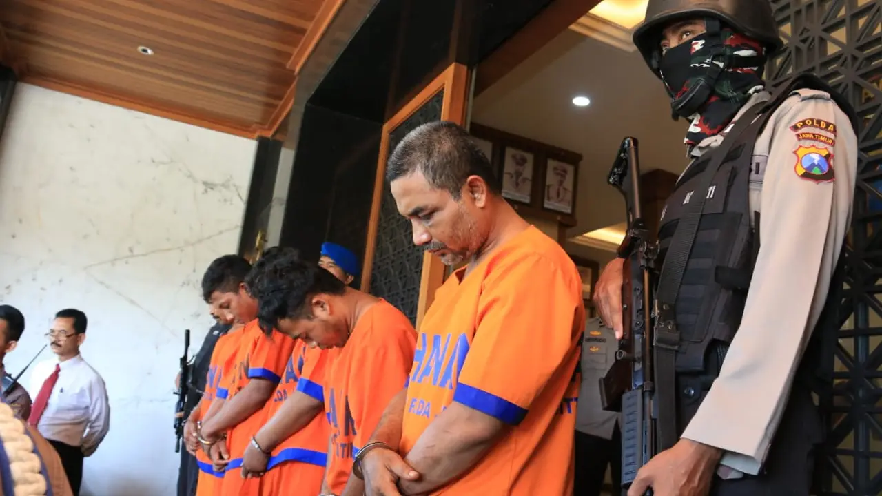Polda Jatim telah menahan lima tersangka perusakan dan pembakaran markas Polsek Tambelangan, Sampang, Madura. (Liputan6.com/Dian Kurniawan)