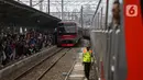 Rangkaian KRL tersebut adalah lokomotif ESS 3200, livery JALITA, KRL CRRC, dan KRL baru produksi PT INKA (Persero). (Liputan6.com/Angga Yuniar)