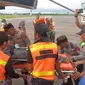 Sebanyak 23 pekerja Puskesmas Omukia, Distrik Eromaga, Kabupaten Puncak, Papua Tengah, korban penyerangan KKB dievakuasi ke Timika. (Liputan6.com/ Dok Humas Polda Papua)