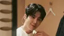 Pesona Kim Seon Ho terlihat bersinar dan anti membosankan dengan all white outfit. Ia memadukan kemeja, blazer, dan dasi putih [@seonho_kim]