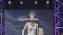 Sheer menjadi tren fashion yang akan mendominasi 2023, tampil eklektik dengan bustier batik.