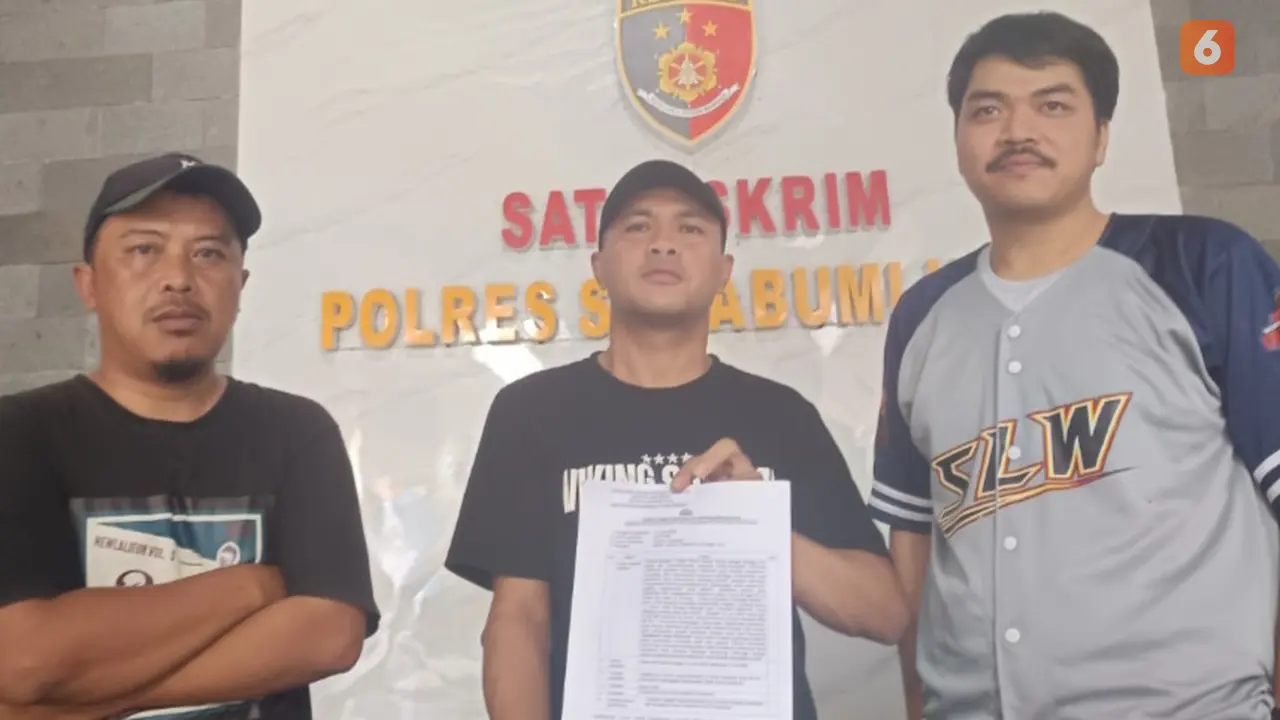 Bobotoh Persib asal Sukabumi saat membuat laporan dugaan pencemaran nama baik oleh akun sosmed, di Polres Sukabumi Kota. (Liputan6.com/Fira Syahrin).