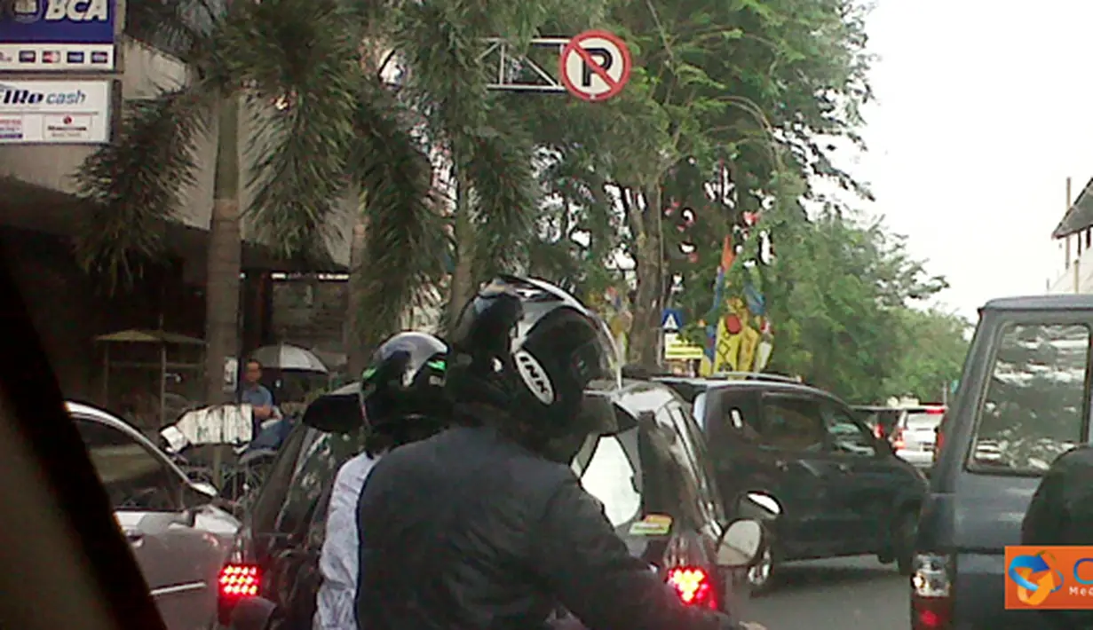 Citizen6, Jakarta: Kemacetan sering melanda ibukota Jakarta terutama pada hari kerja seperti yang terjadi di depan stasiun Gondangdia. (Pengirim: Agung)